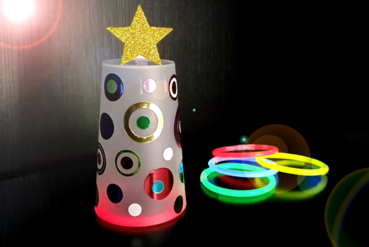 Light-Up Christmas Tree with a Plastic Cup - 2 - Light Crafts - 10doigts.com - Light Crafts - 10doigts.fr - 2