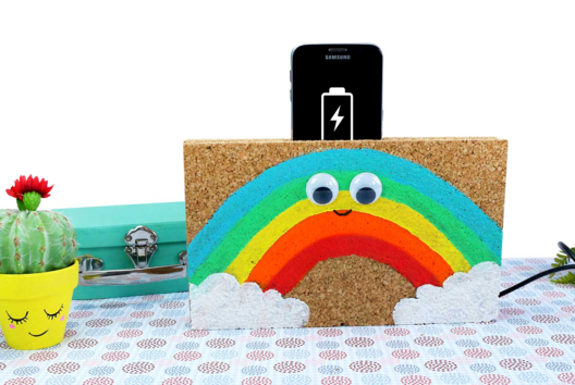 soporte cargador arcoíris - Actividades manuales arcoíris: tutoriales creativos multicolores para todas las edades - 10doigts.fr