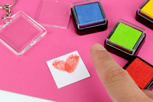 tampones de dedos llavero - Manualidades día de la madre - 10doigts.fr - 2