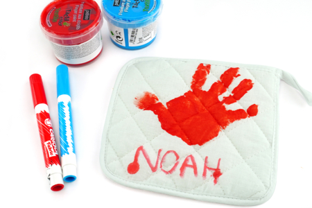 Oven Mitt with a Handprint - 2 - Mother's Day Crafts - 10doigts.com - Mother's Day Crafts – 10doigts.fr