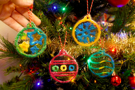 Salt Painting: Christmas Ornaments - 3 - Christmas Tree Ornement Crafts - 10doigts.com - Christmas Tree Ornement Crafts – 10doigts.fr