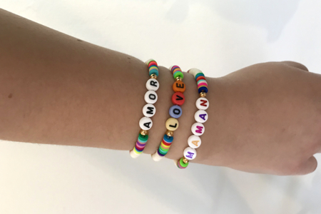 Heishi and Alphabet Bead Bracelet - 3 - Mother's Day Crafts - 10doigts.com - Mother's Day Crafts – 10doigts.fr