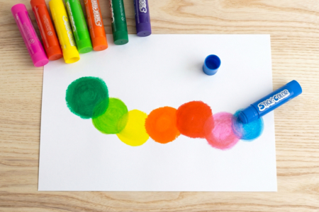 dibujar-orugas-gouache-pintura-niños - Actividades manuales animales: nuestras ideas creativas para los niños – 10doigts.fr