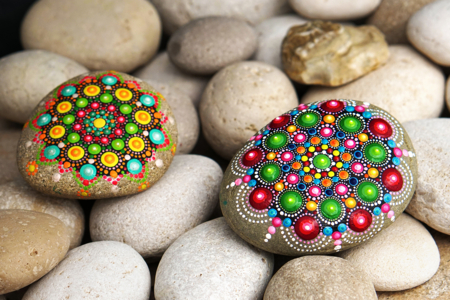 Dot Painting on Pebbles - 2 - Arts and Crafts Activities on the Theme of Nature for Children - 10doigts.com - Arts and Crafts Activities on the Theme of Nature for Children – 10doigts.fr