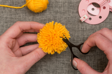Make Yarn Pom Poms - EASY Method - 1 - Craft Activities for Sewing and Knitting - 10doigts.com - Craft Activities for Sewing and Knitting – 10doigts.fr