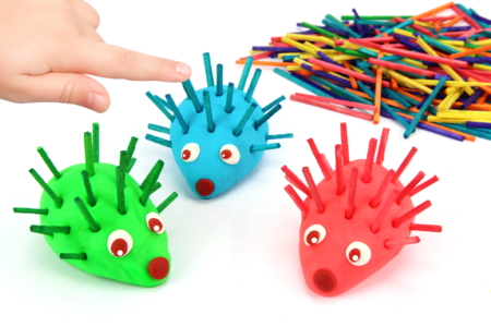Colorful Hedgehogs in Modeling Dough - 2 - Modeling Crafts - 10doigts.com - Modeling Crafts – 10doigts.fr