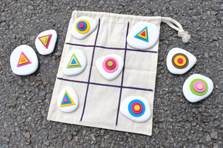 juego de tres en raya con piedras para niños - Actividades manuales alrededor de los juegos para divertirse con juegos hechos a mano – 10doigts.fr