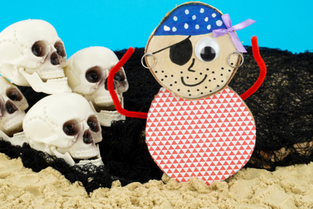 Pirates with Wooden Logs - 2 - Ocean Crafts: Dive into a Creative and Sensory World - 10doigts.com - Ocean Crafts: Dive into a Creative and Sensory World – 10doigts.fr