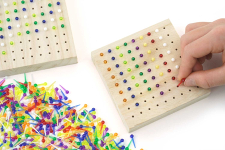 placa de madera con agujeros de motricidad - Kits educativos – 10doigts.fr