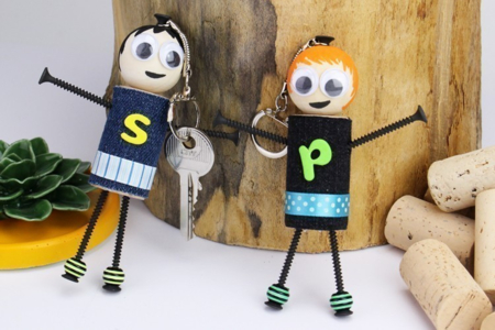 Llavero muñeco con un tapón de corcho - Abalorios Madera – 10doigts.fr