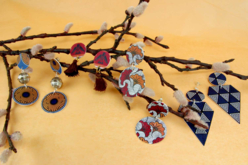 Boucles d'oreilles en plastique fou - Feuilles plastique fou pour enfants – Loisirs créatifs et ludiques - 10doigts.fr - 2