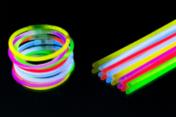 bracelets fluo lumineux glow fêtes - Articles lumineux, guirlandes et bougies LED - 10doigts.fr
