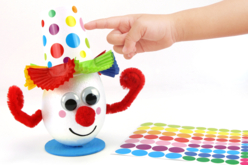Clown rigolo et son joli chapeau - Gommettes formes assorties : un univers pour créer sans limite - 10doigts.fr - 2