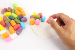 collage playmaîs - Activités manuelles avec des flocons de maïs : une matière naturelle et ludique - 10doigts.fr - 2