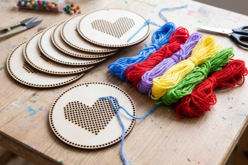 materiel kit coeur en bois à broder - Kits Mercerie - 10doigts.fr - 2