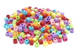 perles cubes couleur - Perles à gros trous : l’initiation facile à la création de bijoux - 10doigts.fr