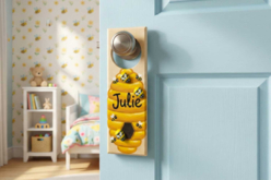 Plaque de chambre abeilles - Déco en bois peints - 10doigts.fr - 2