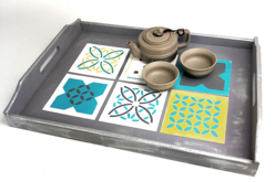 plateau pochoir carreaux de ciment - Plateaux en bois - 10doigts.fr - 2