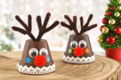 Renne du Père Noël avec un pot en terre cuite - Pompons pour bricolage créatif - 10doigts.fr - 2