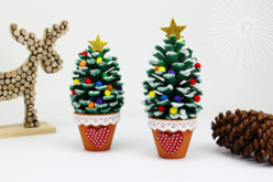 Abeto de Navidad con una piña - Pompones para manualidades creativas - 10doigts.fr