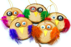 Suspensions chouettes avec des tranches de bois - Plumes décoratives - 10doigts.fr - 2