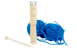 Tricotin manuel en bois + 1 aiguille - Outils à pompons et tricotin - 10doigts.fr