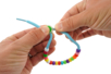 detalle Kit creativo 12 pulseras: Cintas, cierres y cuentas para niños - Kits Joyas – 10doigts.fr
