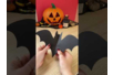 No he encontrado contenido relacionado con "La Reine des chauves-souris vidéo" en los archivos que has subido. ¿Podrías facilitarme más contexto o el texto completo que quieres traducir al españo - Manualidades para Halloween – 10doigts.fr