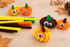 Calabacitas pequeñas hechas con chenillas - Manualidades para Halloween – 10doigts.fr