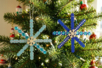 Snowflakes to Hang on the Christmas Tree - 3 - Christmas Craft Activities - 10doigts.com - Christmas Craft Activities – 10doigts.fr