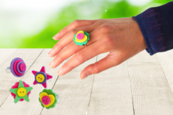 Anillos coloridos con botones - Bagues - Supports pour Bijoux - 10doigts.fr - 2