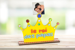 Wooden Crown Photo Holder - 2 - Wooden Shapes - 10doigts.com - Cadeaux pour le bureau de papa : personnalisez son espace de travail - 10doigts.fr