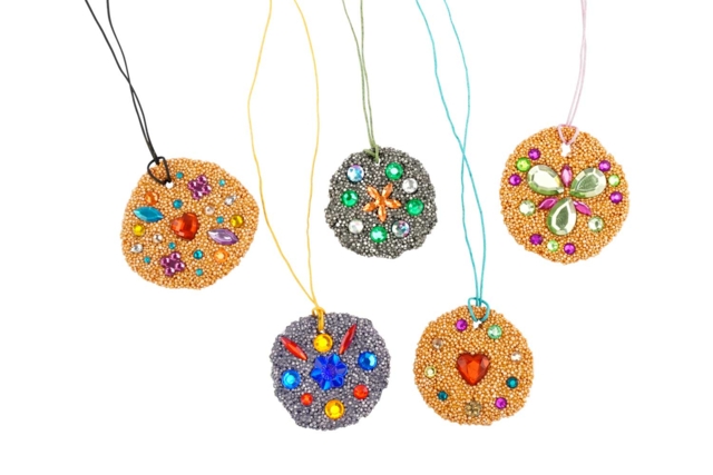 Kit de medallones en pasta moldear - Bijoux et porte-clés à fabriquer pour la fête des Mères - 10doigts.fr
