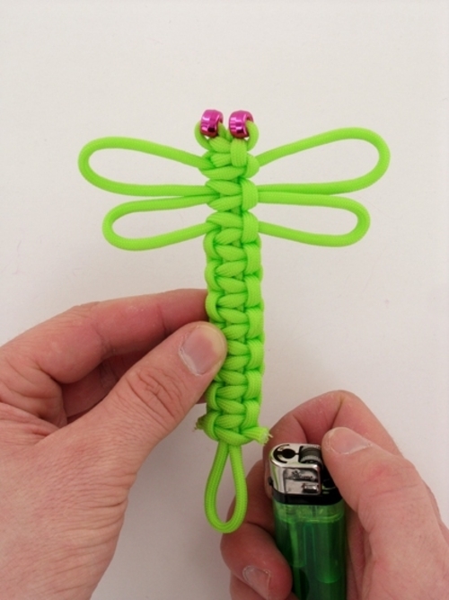 Llavero libélula en paracord