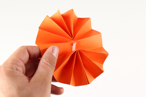 Pequeñas calabazas de papel