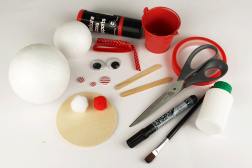 Muñeco de nieve con cubo en la cabeza