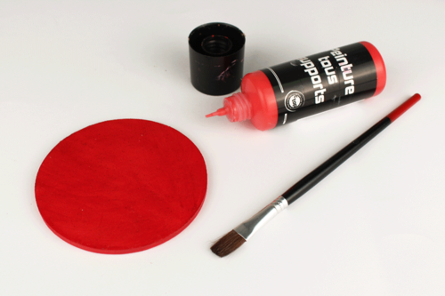 Muñeco de nieve con cubo en la cabeza