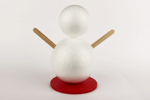 Muñeco de nieve con cubo en la cabeza