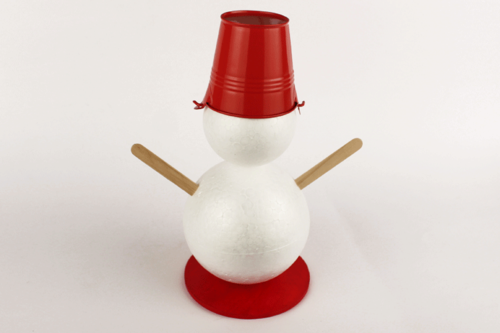 Muñeco de nieve con cubo en la cabeza