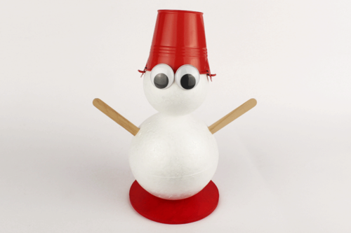 Muñeco de nieve con cubo en la cabeza