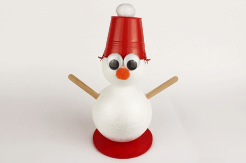 Muñeco de nieve con cubo en la cabeza