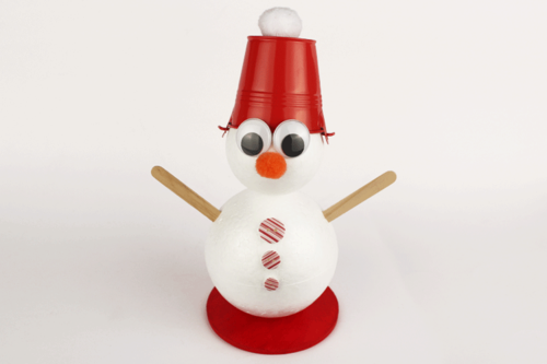 Muñeco de nieve con cubo en la cabeza