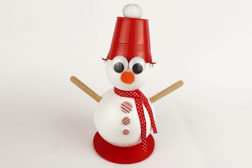 Muñeco de nieve con cubo en la cabeza