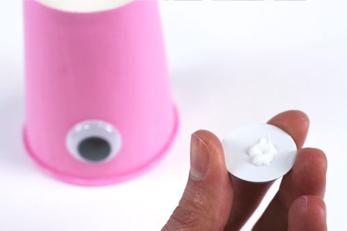 Fabricar un móvil pulpo con un vaso