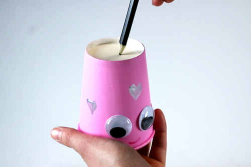 Fabricar un móvil pulpo con un vaso