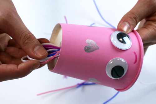 Fabricar un móvil pulpo con un vaso