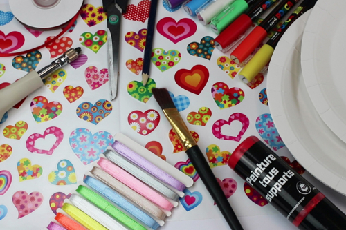 Portacorreos con platos de cartón