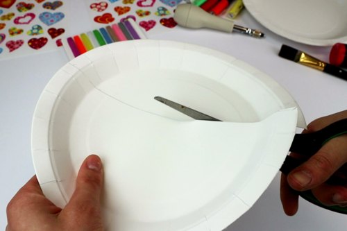 Portacorreos con platos de cartón