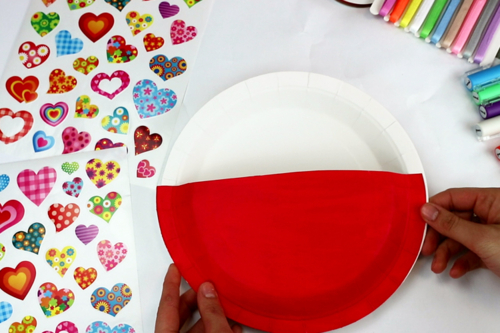 Portacorreos con platos de cartón