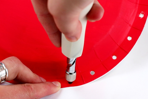 Portacorreos con platos de cartón